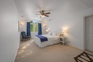 a bedroom with a bed and a ceiling fan at All Seasons Getaway in Leavenworth