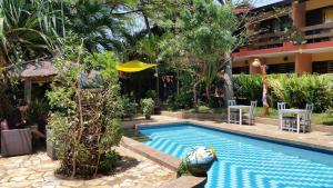 uma piscina no meio de um resort em Hotel Napoleon Lagune em Lomé