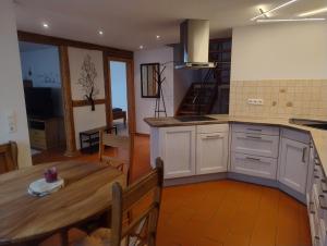 eine Küche mit Tisch und Esszimmer in der Unterkunft Spehnerhof in Vogt