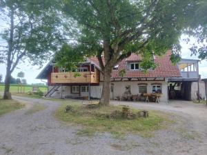 ein Haus mit einem Baum davor in der Unterkunft Spehnerhof in Vogt