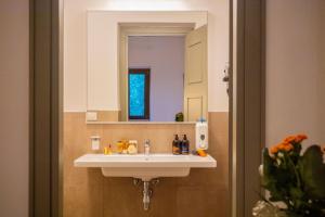 Et badeværelse på Policaretto Rooms by Calabria Stay + 9 billeder