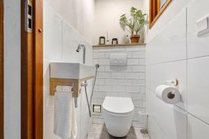 a small bathroom with a toilet and a sink at Chalet De Drentse Rust in Erm