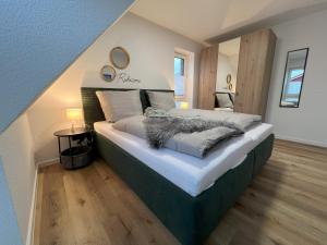 a bedroom with a large bed in a room at mein Urlaubshafen - Anleger I oder II in Carolinensiel