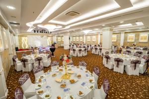 a banquet hall with white tables and chairs at GHERDAN GOLD OTEL in Konya