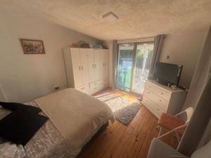 a bedroom with a bed and a television in it at El Rincon Secreto in Quillota +34 photos