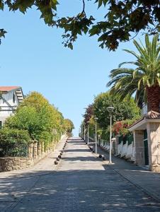 eine leere Straße mit Palmen und Gebäuden in der Unterkunft Arbide Suite in Leioa