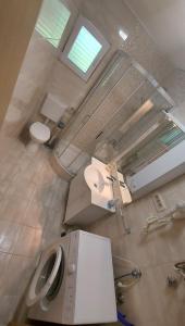 Draufsicht auf ein Badezimmer mit Toilette und Waschbecken in der Unterkunft ANTE Accommodation in Seline + 42 Fotos