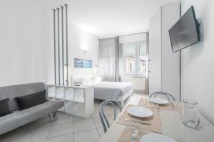 a living room with a bed and a couch at Excelsior in Piombino