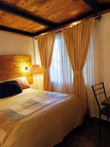 a bedroom with a large bed and a window at Casa de Campo Huasca - Centro in Huasca de Ocampo