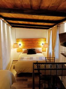 a bedroom with a bed and a table and two lamps at Casa de Campo Huasca - Centro in Huasca de Ocampo