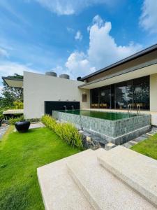 a house with a swimming pool in the yard at Hansa Villa in Weligama