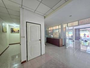 a hallway with a white door in a mall at Toon Guesthouse Sukhothai in Sukhothai +13 photos