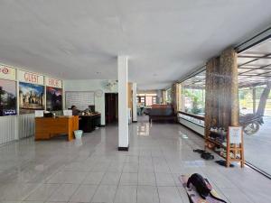 an office with a lobby with a desk and a person at Toon Guesthouse Sukhothai in Sukhothai