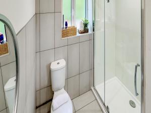 a white bathroom with a toilet and a shower at Deer Lodge - Ukc4325 in Pidley +5 photos