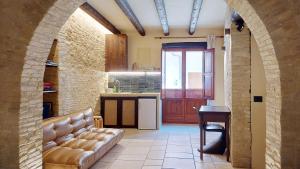 a living room with a couch and a kitchen at CASA OCRA in Vasto