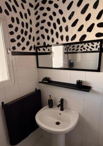 a bathroom with a sink and a mirror at Apartamentos ÁBREME Y VERÁS in Arcos de la Frontera +12 photos