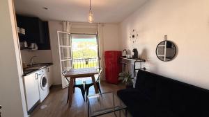 a living room with a table and a kitchen at Apartamentos ÁBREME Y VERÁS in Arcos de la Frontera