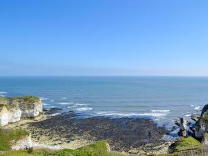 a view of the ocean from a rocky beach at Squirrel Cottage in Filey +15 photos