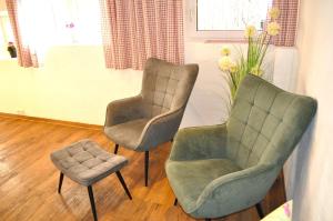 two chairs and a stool in a room at Ferienwohnung Baumgartner in Bad Hindelang