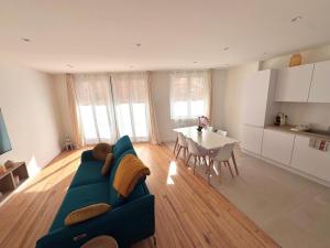 a living room with a blue couch and a table at Appartement Toulouse - Quartier des Chalets in Toulouse +7 photos
