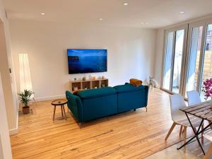 a living room with a blue couch at Appartement Toulouse - Quartier des Chalets in Toulouse