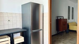 a stainless steel refrigerator in a kitchen at N294 - Numana, ampio quadrilocale con giardino e wifi in Numana