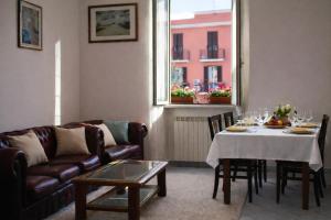 a living room with a table and a couch at WHOLE HOLIDAY HOME APARTMENT SPLENDID CIVITAVECCHIA da Pamino & Priscilla in Civitavecchia