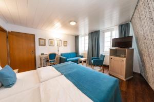 a hotel room with a bed and a television at Hotel Am Schloss *** Superior in Tübingen
