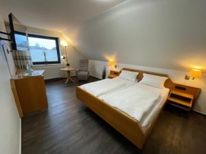 a bedroom with a large bed and a window at Hotel Wolfsjäger in Herbern