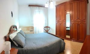 a bedroom with a bed and a wooden cabinet at Casa da Rosa in Sezze