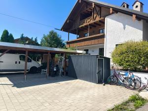 a group of bikes parked outside of a building at Helle Wohnung mit zwei Schlafzimmern in Eching