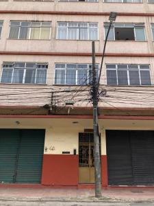 a building with a pole in front of it at Apartamento para duas pessoas com cama de casal in Teresópolis