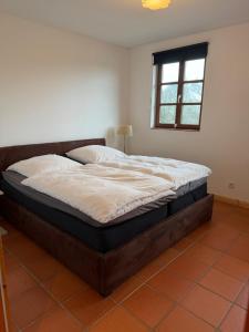 a large bed in a room with a window at Scheune B7 in Düsseldorf