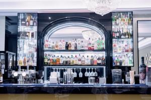 a bar with a lot of bottles of alcohol at Hotel Lamberton in Ołtarzew