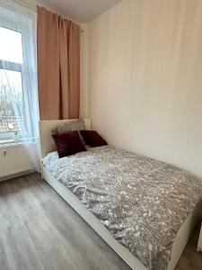 a bed in a bedroom with a window at Apartment Brunsbüttel 3 in Brunsbüttel