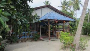 una casa con cenador y techo azul en Bang Nam Kem Resort, en Baan Tai