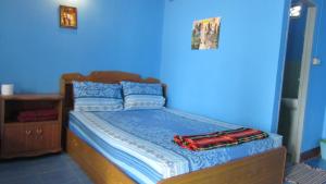 a blue bedroom with a bed with blue walls at Bang Nam Kem Resort in Ban Tai