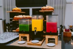 two glass containers filled with different colored liquids on a table at Slim Hotel Cuiabá Aeroporto in Cuiabá