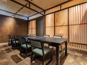 a conference room with a large table and chairs at かね吉一燈庵 in Mitaka