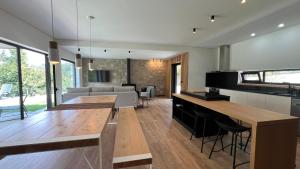 a kitchen and living room with a table and chairs at Chestnut hill - Geres in Ventosa