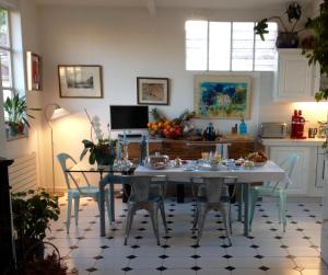 a kitchen with a table and chairs in a room at Chambres d'hôtes Villa Prétorina in Cannes
