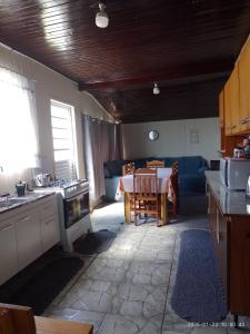 a kitchen with a table and a dining room at Casa de Alquiler Cláudia in Pântano Grande