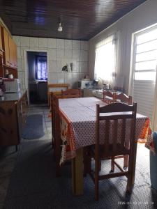 a kitchen with a table and chairs in a room at Casa de Alquiler Cláudia in Pântano Grande +13 photos