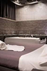 a bedroom with two beds and a bath tub at Meeting Hotel in Casoria +83 photos