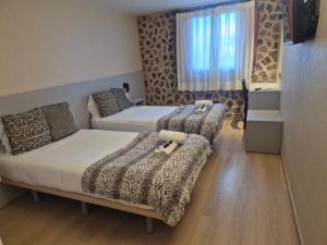 a small room with two beds and a couch at Bavieca in Medinaceli