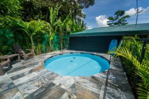 ein Swimmingpool auf einer Terrasse mit einem Gebäude in der Unterkunft Inta Tiny House in Fortuna