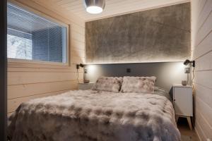 a bedroom with a large bed and a window at Louhi B in Äkäslompolo