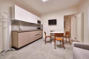 a kitchen and dining room with a table and chairs at Hotel Cortina in Garda