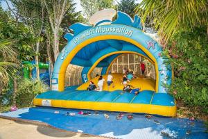 a water slide at a playground at a park at ZEcamping 4 étoiles 500m plage piscine couverte animaux acceptés club enfant in Sérignan +22 photos