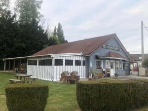 a building with a picnic table in a yard at ZEcamping 4 étoiles piscine couverte piscine chauffée locatif 4 pers in Wavans